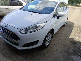 2016 Ford Fiesta Mk6 Рестайлинг, белый, 950000 рублей, вид 1