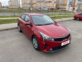 2021 Kia Rio IV Рестайлинг, красный, 1640000 рублей, вид 5
