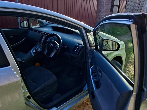 2011 Toyota Prius III Рестайлинг (XW30), серебристый, 1150000 рублей - вид 19