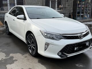 2017 Toyota Camry VII (XV50) Рестайлинг 2, белый, 2300000 рублей, вид 3