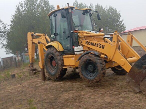 2005 Komatsu WB93R-5, жёлтый, 2990000 рублей