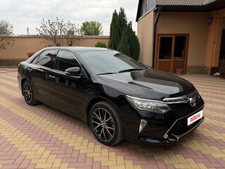 2016 Toyota Camry VII (XV50) Рестайлинг, чёрный, 2150000 рублей, вид 3