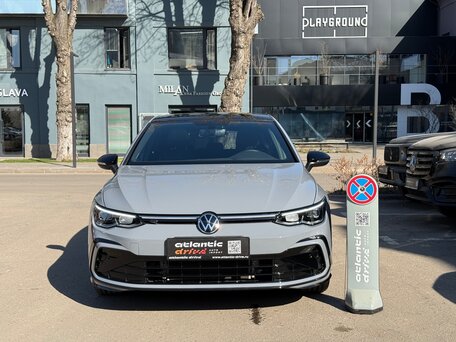 2023 Volkswagen Golf VIII, серебристый, 2150000 рублей, вид 2