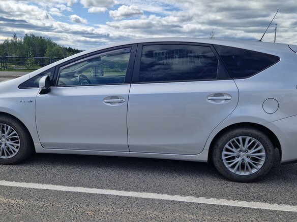 2017 Toyota Prius v (+) I Рестайлинг (ZVW40/41), серебристый, 1950000 рублей - вид 3