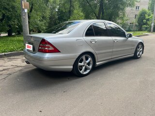 2005 Mercedes-Benz C-Класс 230 II (W203) Рестайлинг, серебристый, 550000 рублей, вид 3