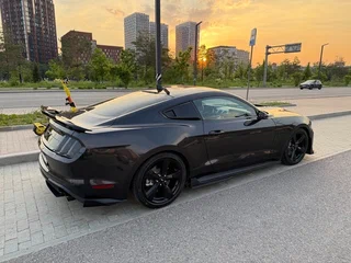 2022 Ford Mustang VI Рестайлинг, чёрный, 5900000 рублей, вид 2