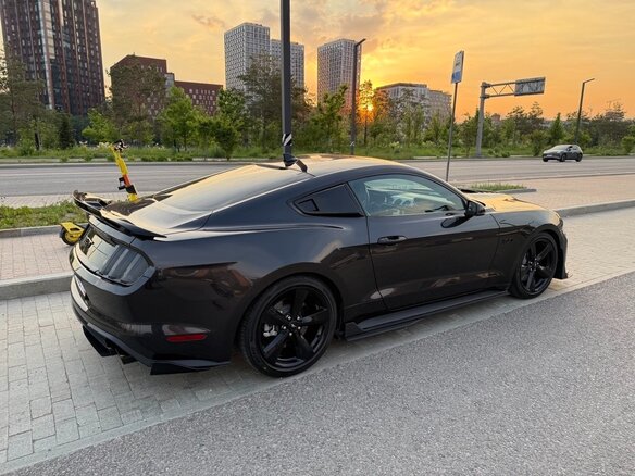2022 Ford Mustang VI Рестайлинг, чёрный, 5900000 рублей - вид 1