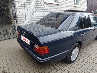 1989 Mercedes-Benz W124 230 4-speed, синий, 530000 рублей, вид 4