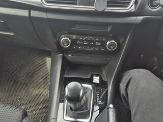 2016 Mazda Axela III Рестайлинг, белый, 1320000 рублей, вид 4