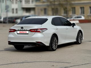 2021 Toyota Camry VIII (XV70) Рестайлинг, белый, 2790000 рублей, вид 4