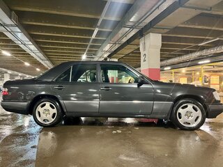 1994 Mercedes-Benz E-Класс 320 I (W124), чёрный, 1190000 рублей, вид 3