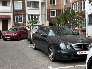 2001 Mercedes-Benz E-Класс 220 II (W210, S210) Рестайлинг, синий, 700000 рублей, вид 3