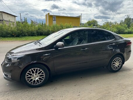 2017 Kia Rio III Рестайлинг, коричневый, 1400000 рублей, вид 3