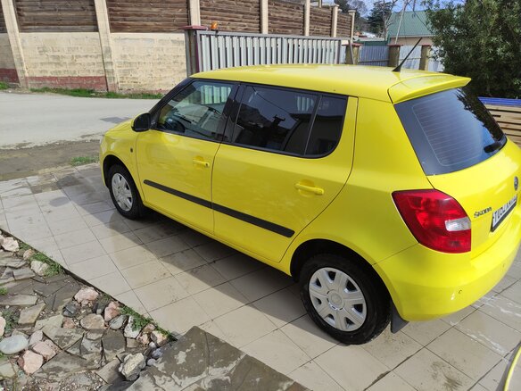 2013 Skoda Fabia II Рестайлинг, жёлтый, 770000 рублей - вид 3