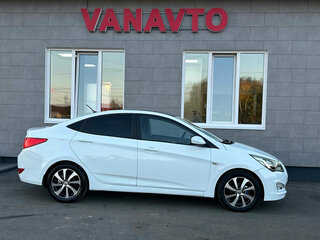 2015 Hyundai Solaris I Рестайлинг, белый, 950000 рублей, вид 4