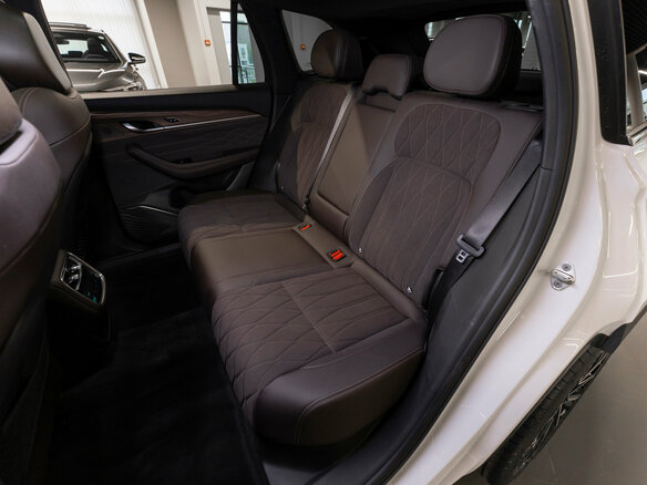 2025 Geely Monjaro (Xingyue L) I Рестайлинг 2 (China Market), белый - вид 12