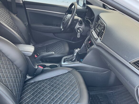 2017 Hyundai Elantra VI (AD), белый, 1400000 рублей - вид 8