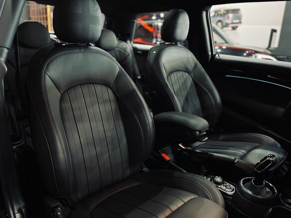 2023 Mini Hatch Cooper S III (F55/F56) Рестайлинг 2, чёрный - вид 17