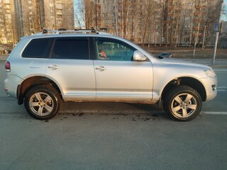 2007 Volkswagen Touareg I Рестайлинг, серебристый, 850000 рублей, вид 4