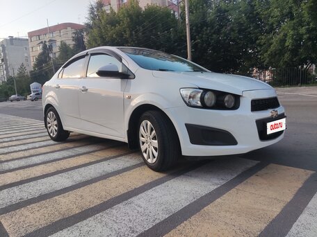 2014 Chevrolet Aveo II, белый, 576000 рублей, вид 2