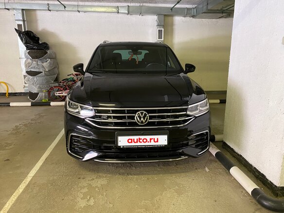 2021 Volkswagen Tiguan II Рестайлинг, чёрный, 4350000 рублей - вид 2