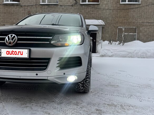 2011 Volkswagen Touareg II, серебристый, 2000000 рублей - вид 2