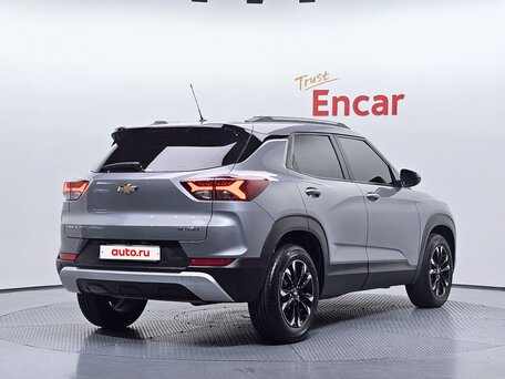 2023 Chevrolet TrailBlazer III, серебристый, 1850000 рублей, вид 3