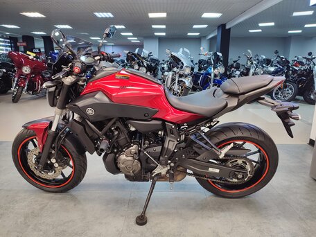 2016 Yamaha MT-07 (FZ-07), красный, 650000 рублей, вид 2