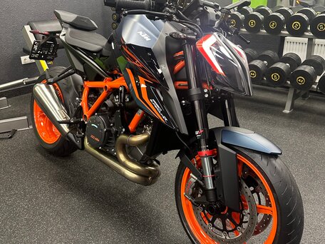 2022 KTM 1290 Super Duke R, оранжевый, 1270000 рублей, вид 2