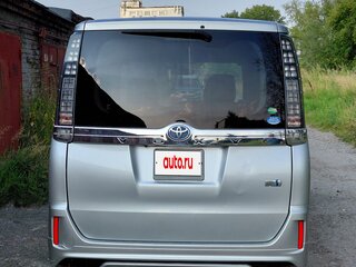 2014 Toyota Voxy III (R80), серебристый, 1680000 рублей, вид 5