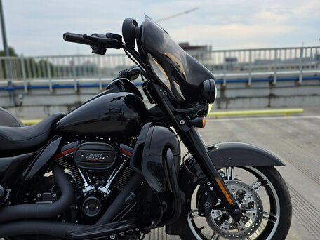 2017 Harley-Davidson CVO Street Glide Limited, чёрный, 1990000 рублей, вид 2