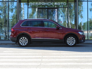 2019 Volkswagen Tiguan II, красный, 1895000 рублей, вид 4