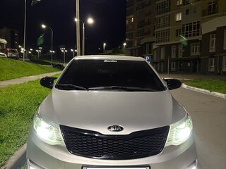 2015 Kia Rio III Рестайлинг, серебристый, 950000 рублей, вид 3