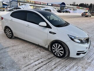 2015 Kia Rio III Рестайлинг, белый, 900000 рублей, вид 3