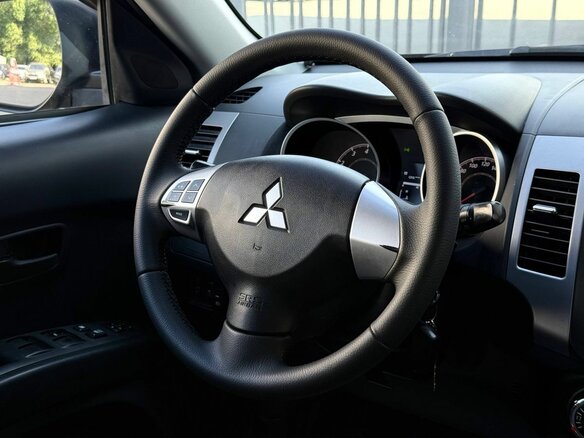 2011 Mitsubishi Outlander II Рестайлинг, чёрный - вид 16