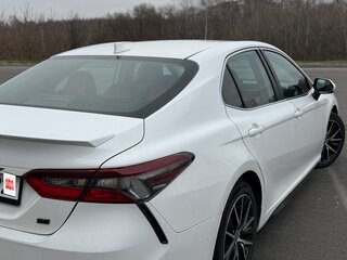 2021 Toyota Camry VIII (XV70), белый, 2650000 рублей, вид 3