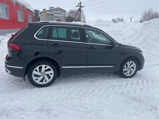 2020 Volkswagen Tiguan II Рестайлинг, чёрный, 3300000 рублей, вид 4