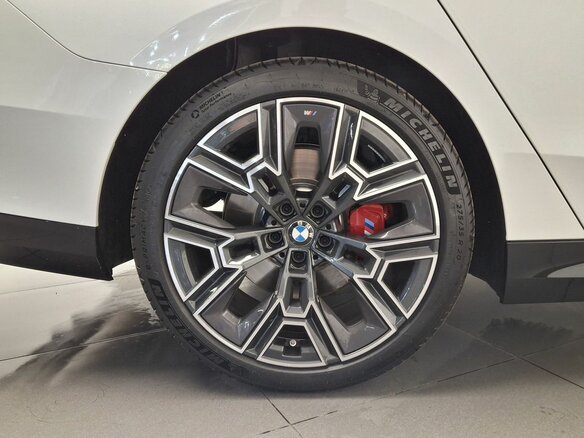 2025 BMW 5 серии 530i xDrive VIII (G60/G61/G68), белый, 9350000 рублей - вид 8
