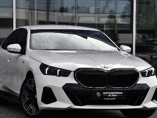 2025 BMW 5 серии 520d xDrive VIII (G60/G61/G68), серебристый, 7904973 рублей, вид 3