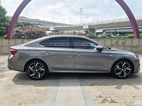 2022 Skoda Octavia IV (A8), серый, 2400000 рублей, вид 5