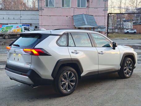 2025 Toyota RAV4 V (XA50), белый, 3900000 рублей, вид 3
