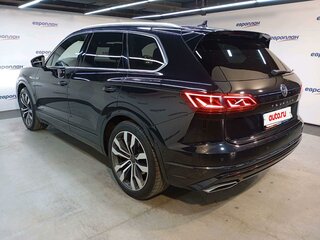 2018 Volkswagen Touareg III, чёрный, 3593850 рублей, вид 4