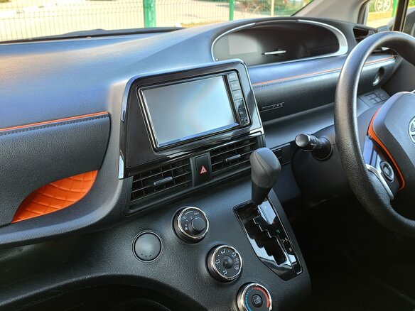 2020 Toyota Sienta II Рестайлинг, серебристый, 1695000 рублей - вид 5