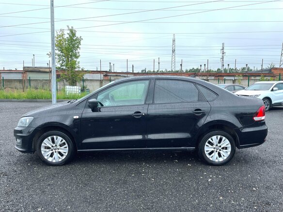 2017 Volkswagen Polo V Рестайлинг, чёрный, 1055900 рублей - вид 1
