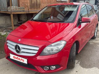 2013 Mercedes-Benz B-Класс 180 II (W246), красный, 947000 рублей, вид 2