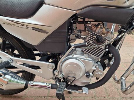 2021 Yamaha YBR125, серебристый, 265000 рублей, вид 5