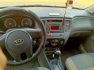 2010 Kia Rio II Рестайлинг, чёрный, 620000 рублей, вид 4