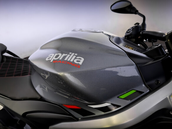 2023 Aprilia Tuono 660, серый, 925000 рублей - вид 11