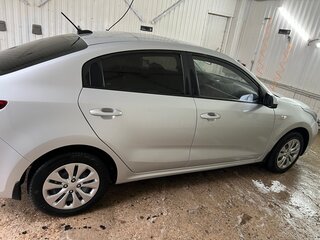 2017 Kia Rio IV, серебристый, 1230000 рублей, вид 2