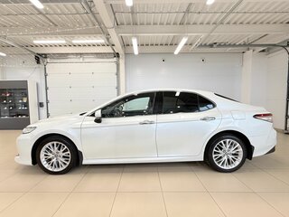 2020 Toyota Camry VIII (XV70), белый, 3499900 рублей, вид 3